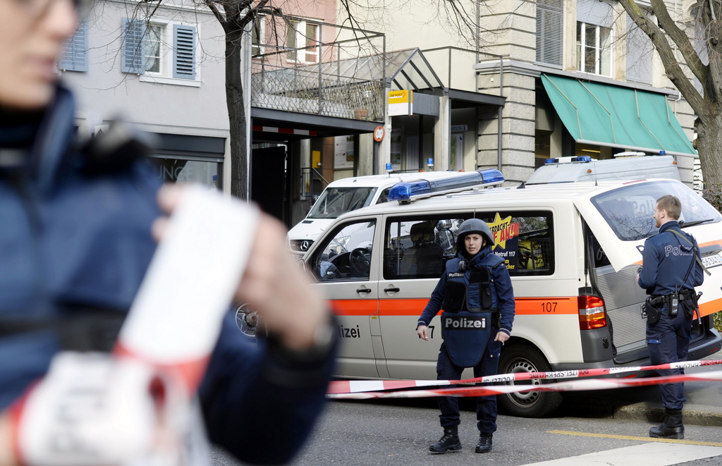 Un déséquilibré a menacé plusieurs personnes avec un couteau vendredi soir à Volketswil (ZH) avant d'être finalement maîtrisé par une de ses victimes et des passants. Ce Suisse de 31 ans a été conduit dans une clinique psychiatrique. Personne n'a été blessé.