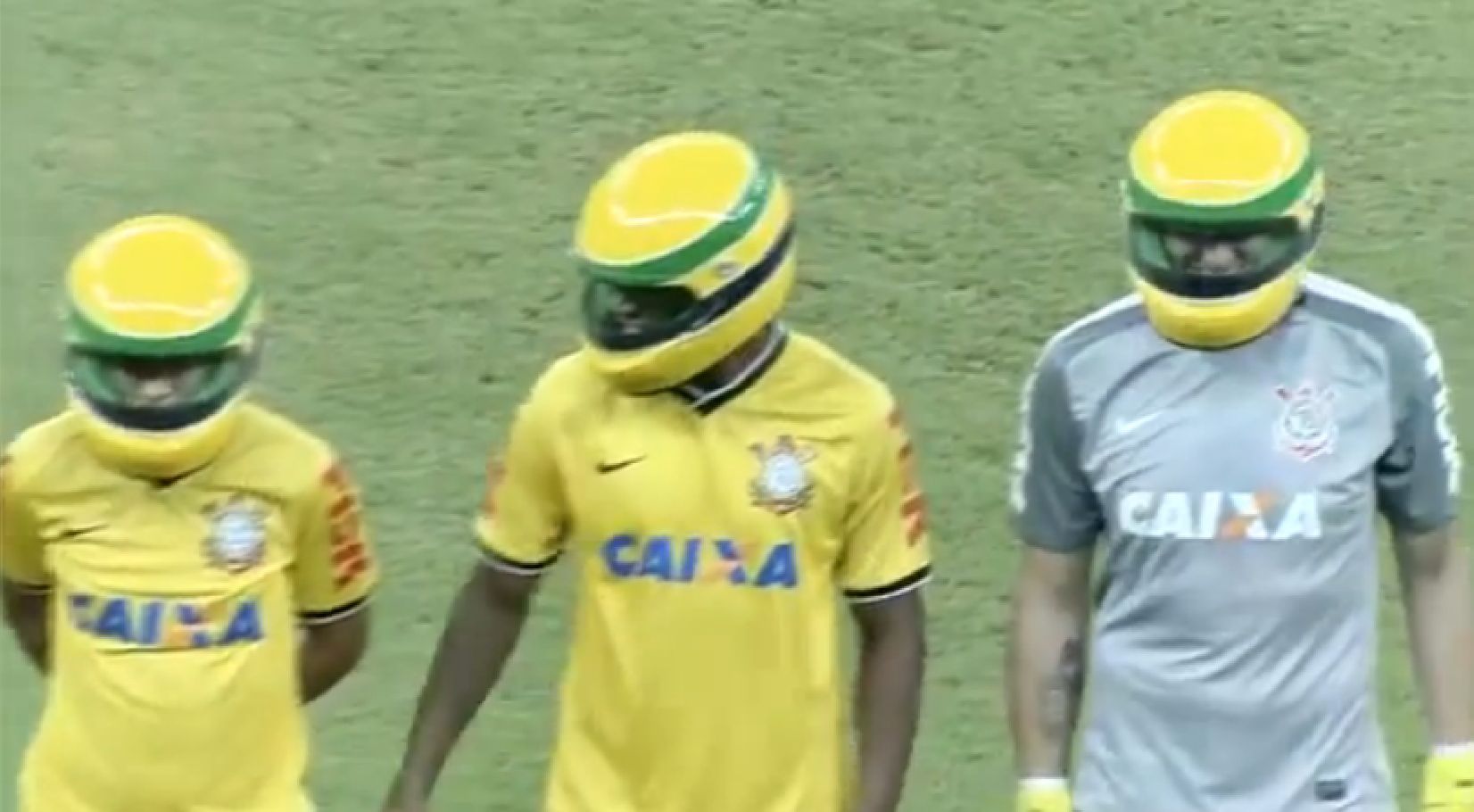 Tous les joueurs du club des Corinthians sont entrés sur la pelouse avec un casque aux couleurs du Brésil sous le bras. Et ils l'ont enfilé avant de saluer le public.