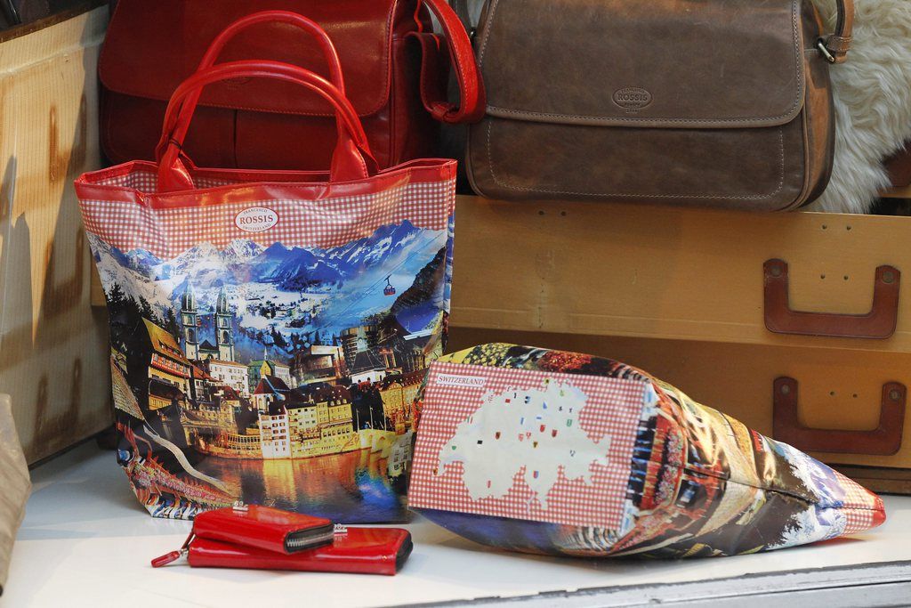 Un sac aux couleurs de la Suisse.