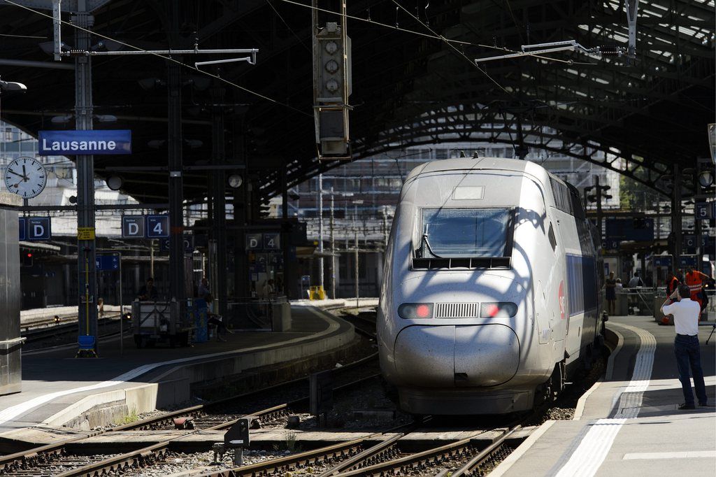 Le nouveau train a grande vitesse (TGV) Lyria de la SNCF arrive en gare CFF, ce lundi 27 aout 2012 a Lausanne. Le nouveau train grande vitesse (TGV) Lyria est attendu pour la premiere fois en gare de Lausanne. Le temps de parcours avec Paris restera le meme, mais le confort des passagers sera ameliore, indique vendredi Lyria, filiale des CFF et de la SNCF. (KEYSTONE/Laurent Gillieron)