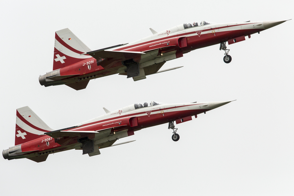 Two Patrouille Suisse planes of type F-5E Tiger II take off, pictured on August 9, 2013, at the base of Patrouille Suisse, the aerobatic team of the Swiss Armed Forces, at the military airbase Emmen in the canton of Lucerne, Switzerland. (KEYSTONE/Gaetan Bally)

Zwei Patrouille Suisse-Flugzeuge des Typs F-5E Tiger II heben ab, aufgenommen am 9. August 2013 am Stuetzpunkt der Patrouille Suisse, der Kunstflugstaffel der Schweizer Armee, auf dem Militaerflughafen Emmen. (KEYSTONE/Gaetan Bally)