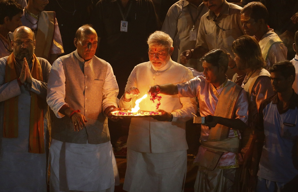 Pour célébrer son élection, le nouveau Premier ministre indien s'est plié à une cérémonie traditionnelle hindoue.