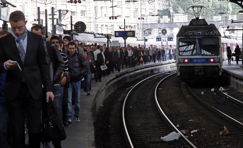 Commuters arrive at Gare Saint Lazare train station to catch one of a few trains in service for the day in Paris, France, Wednesday, June, 18, 2014. A week into a nationwide train strike that has tangled traffic and stranded tourists and has caused some of the worst disruption to the country's rail network in years. (AP Photo/Francois Mori)