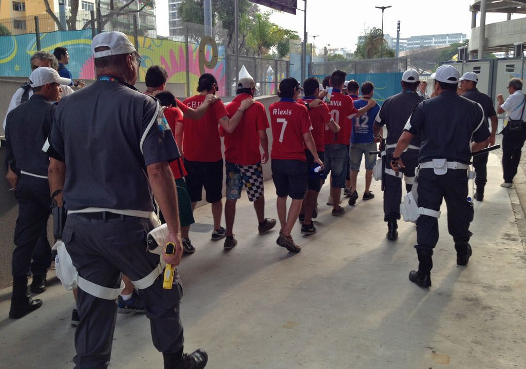 Des supporters chiliens sans billet pour la Coupe du monde ont été arrêtés mercredi après être entrés de force par l'accès réservé aux médias au stade Maracana de Rio.