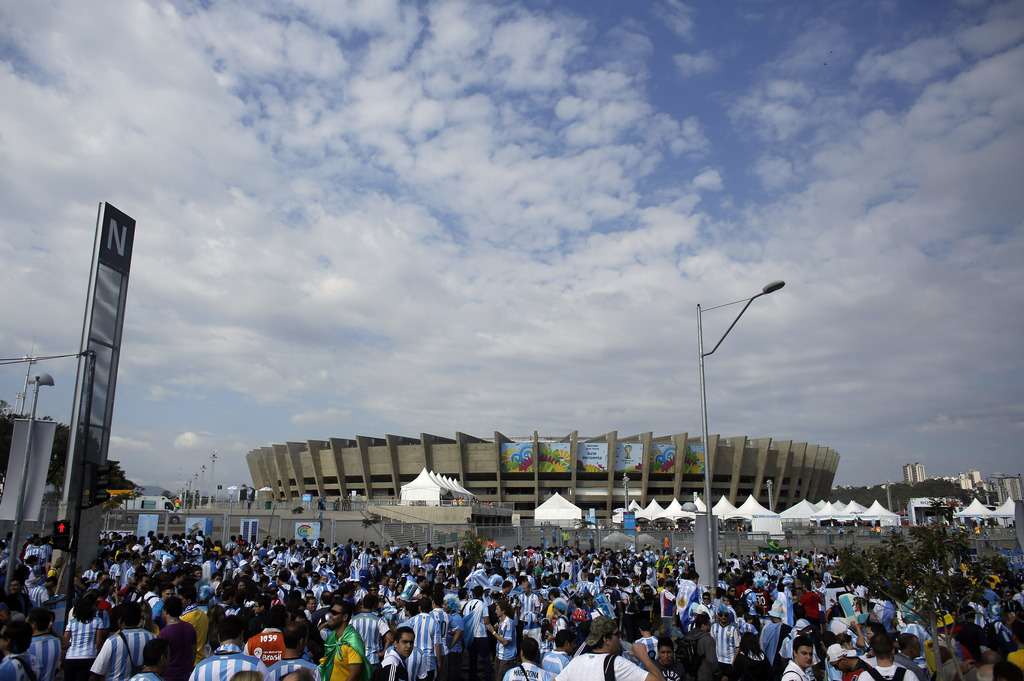 Les supporters argentins et brésiliens en sont venus aux mains samedi, avant le match Argentine - Iran.