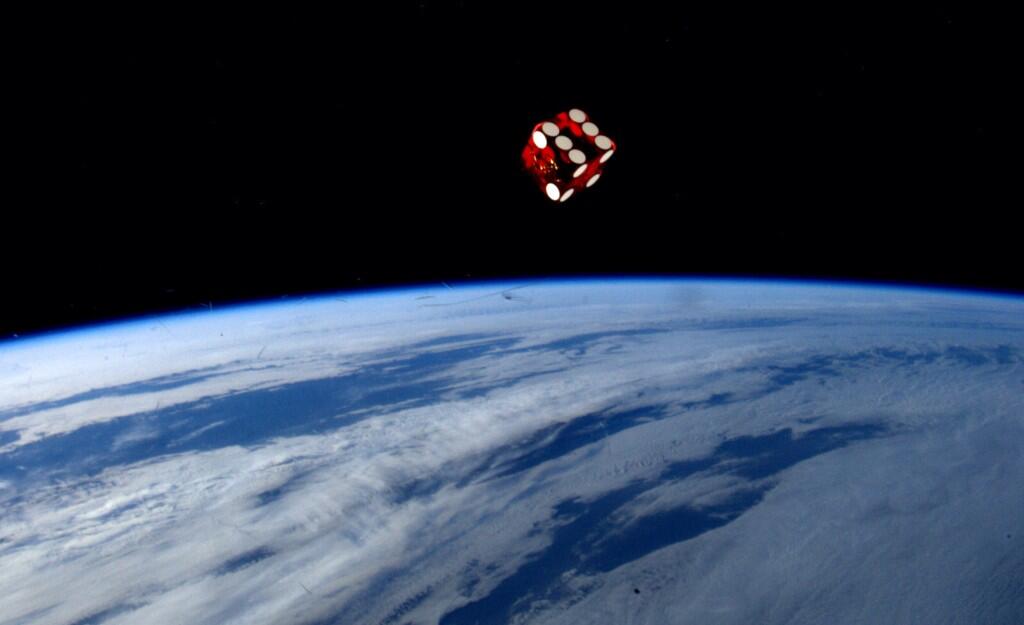Un simple dé fait un sujet incroyablement photogénique dans l'espace. Sur Twitter, l'astronaute avoue qu'il ne peut s'empêcher de regarder tout le temps dehors.