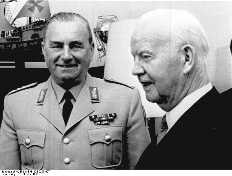 Le Colonel Albert Schnez, ancien haut responsable de la Gestapo, photographié en 1968 avec le président allemand Heinrich Lübke.