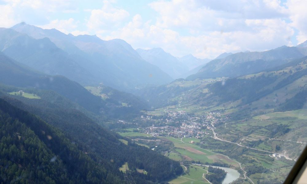 Un parapentiste autrichien de 48 ans s'est tué dimanche après-midi en tombant dans l'Inn près de Scuol dans les Grisons, a annoncé lundi la police cantonale. L'homme est tombé en vrille dans la rivière, selon un témoin.