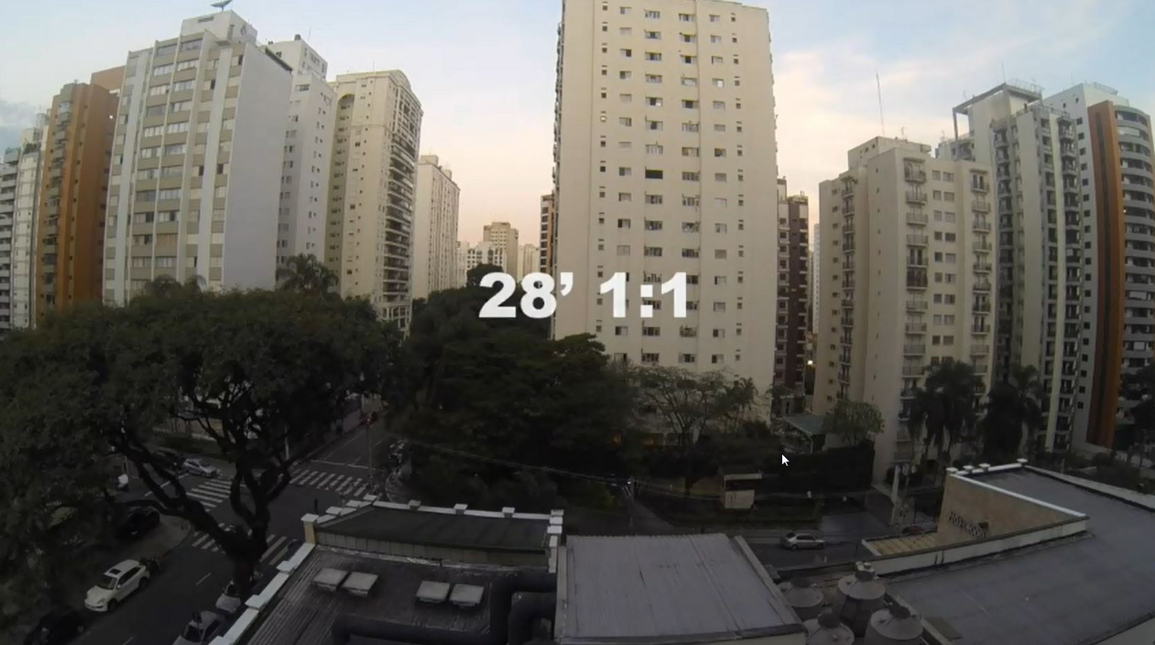 28e minute de jeu, le Brésil égalise, la ville explose de joie.