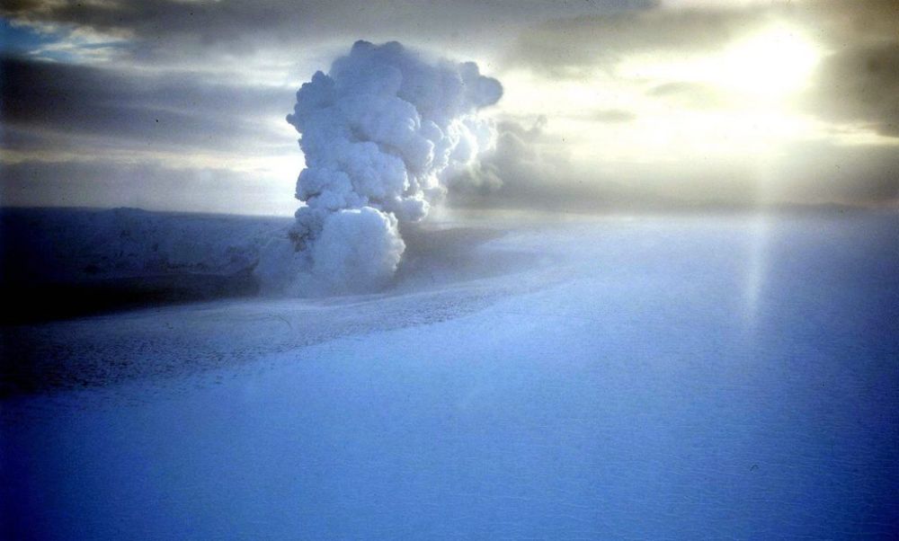 Le volcan est situé sous le plus grand glacier du pays, le Vatnajökull.