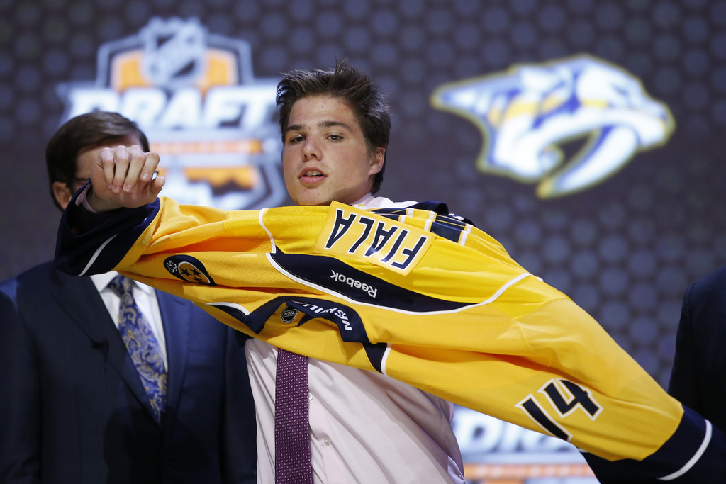 Kevin Fiala enfile le pull des Nashville Predators. A 18 ans, il accède à la NHL, un rêve pour tous les hockeyeurs du monde.