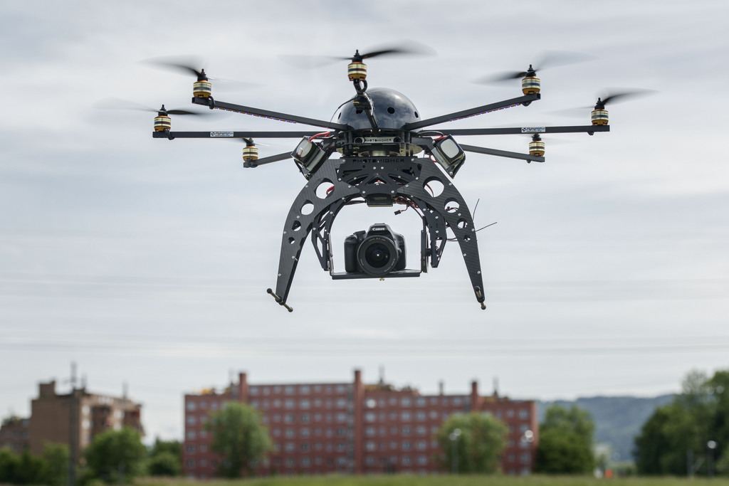 Dès le 1er août, les drones d'une certaine taille ne pourront plus voler librement dans le ciel suisse.