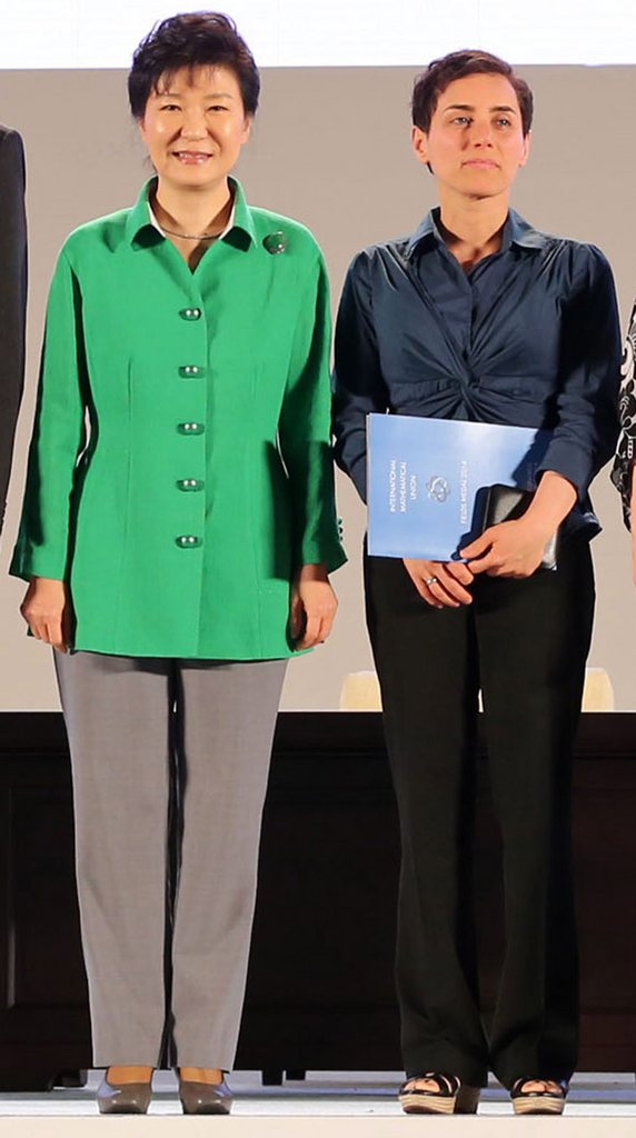 Professeur à l'université de Stanford, en Californie, Mme Mirzakhani (à droite) est née en 1977 à Téhéran.