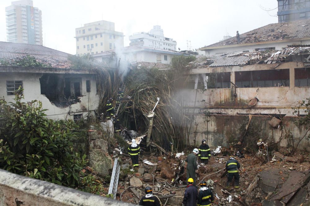 Des pompiers en intervention sur le site du crash qui aura coûté la vie à Eduardo Campos.