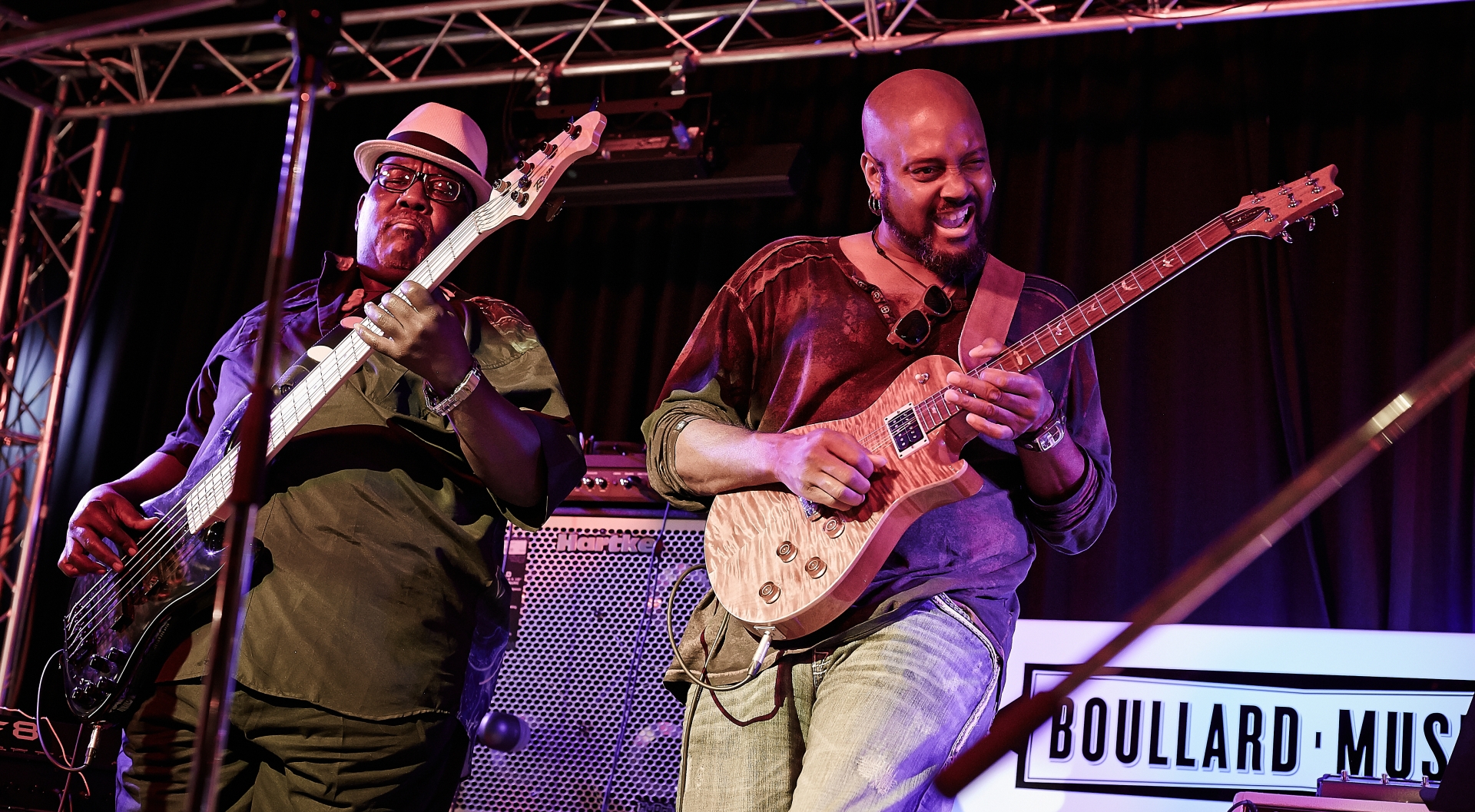 Bassiste de Stevie Wonder, Nathan Watts n'est pas venu seul à Morges. A ses côtés six musiciens dont le guitariste Tariq Okoni.

