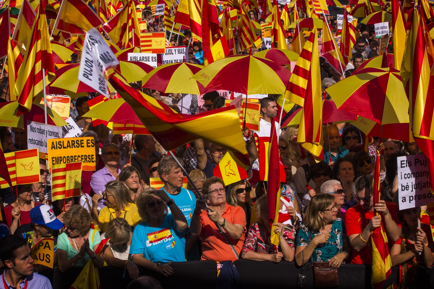 Drapeaux espagnols et catalans se sont mêlés à Barcelone.