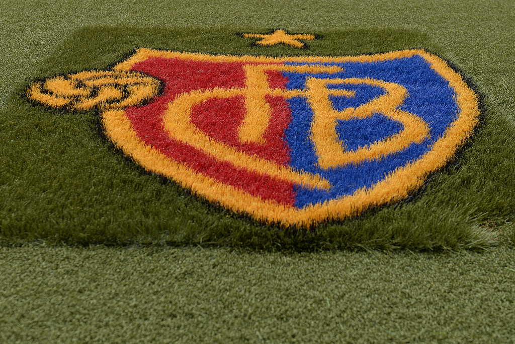 Die neue Kunstrasen-Umrandung des Rasen-Spielfeldes mit dem FCB-Logo im Stadion St. Jakob-Park in Basel, am Sonntag, 27. Juli 2014. (KEYSTONE/Georgios Kefalas)