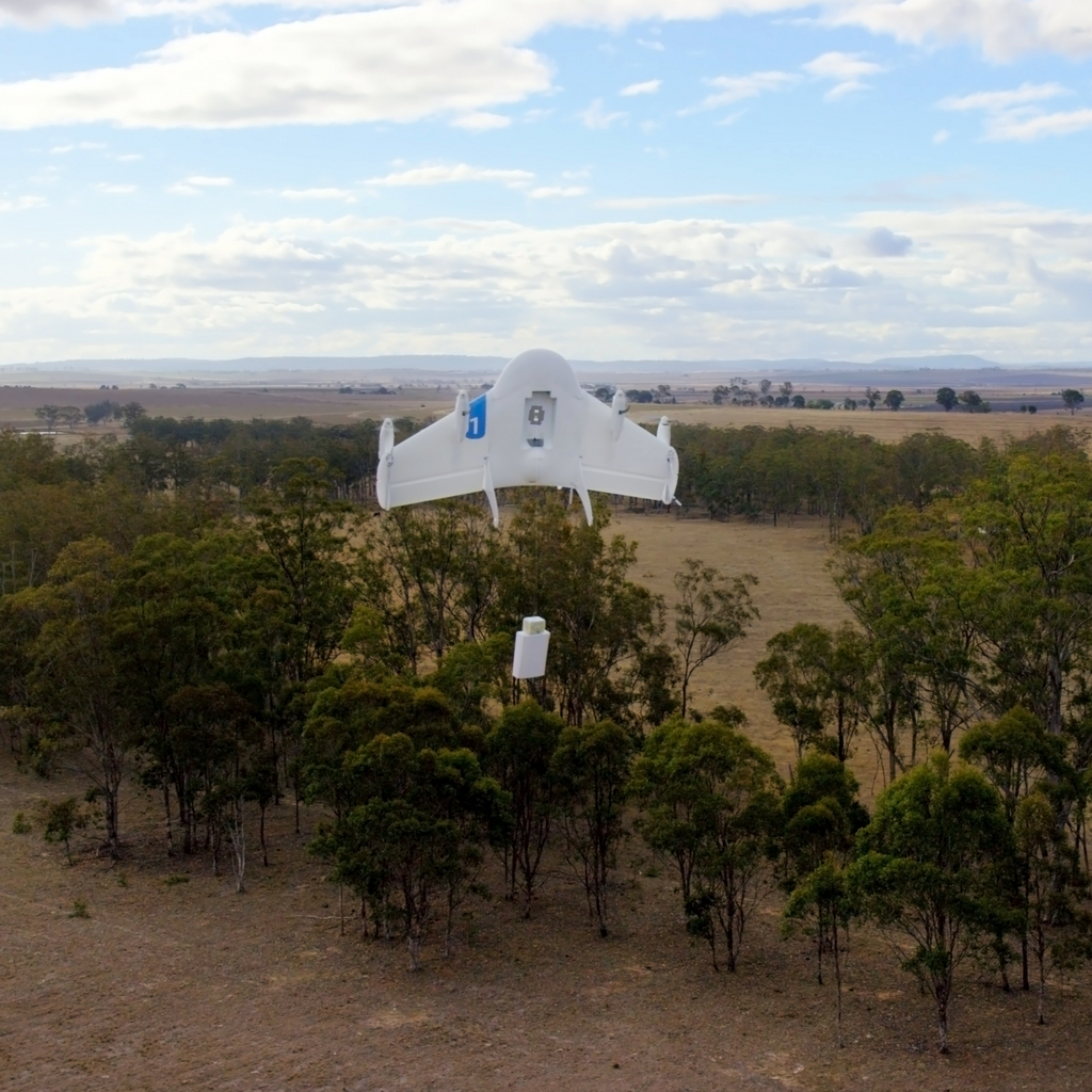 Pour ce test, le drone a livré des bonbons, de l'eau, des médicaments et de la nourriture pour chiens à 2 fermiers australiens.