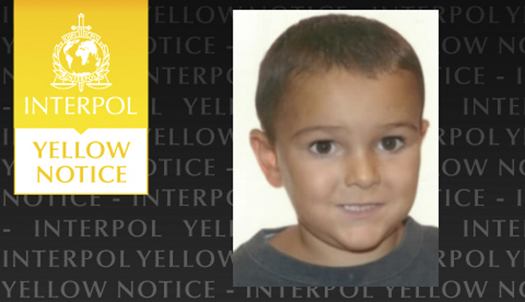 Interpol a publié la photo de l'enfant britannique de 5 ans enlevé par ses parents alors qu'il souffre d'une tumeur au cerveau. 