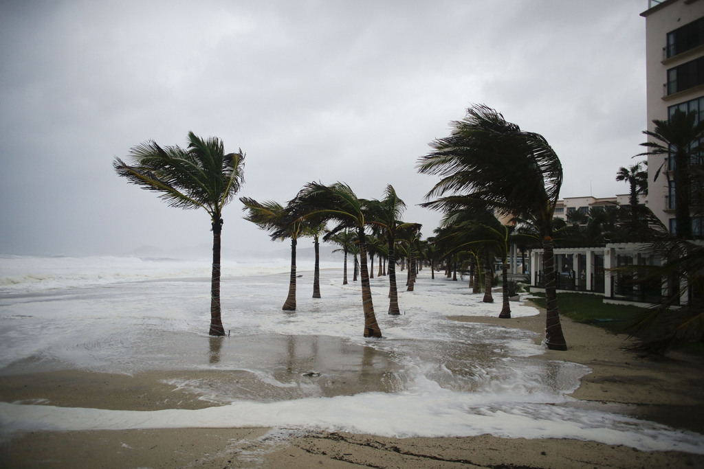 Des vents soufflant à plus de 200 km/h ravagent les côtes de Basse-Californie.