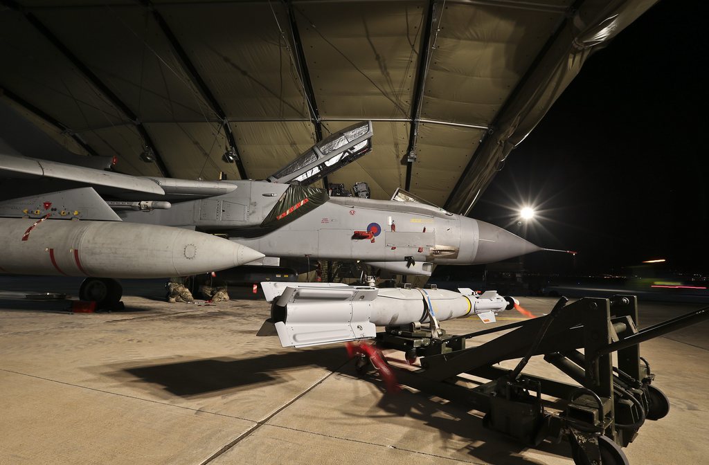 Armement des avions dans une base de la Royal Air Force à Chypre avant leur départ vers l'Irak. 