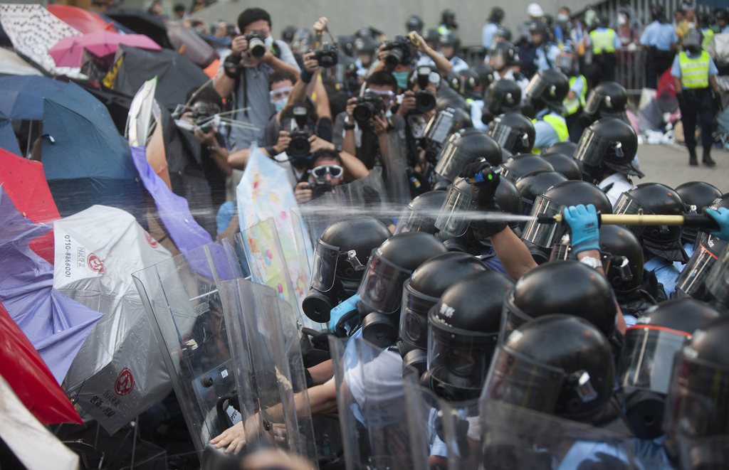 La police de Hong-Kong a pulvérisé du spray au poivre et des gaz lacrymogènes sur les militants pro-démocratie.