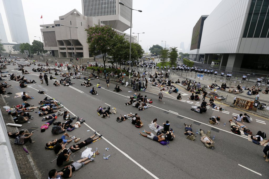 Des manifestants pro-démocratie se sont rassemblés devant les bureaux du gouvernement de Hong Kong.
