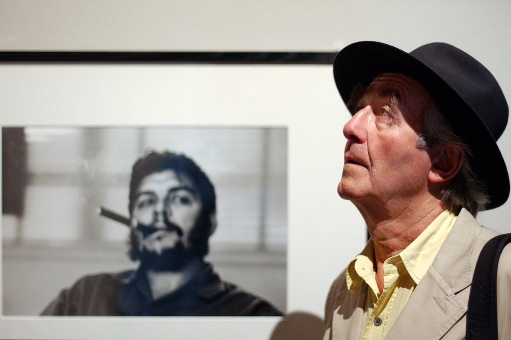 René Burri, devant son cliché le plus célèbre, Le Che fumant son cigare, pris en 1963 à La Havane. 
