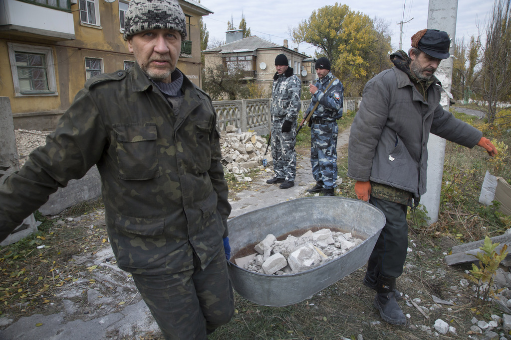 Ces prisonniers de guerre déblaient des débris à Ilovaisk, une ville pro-russe pillonnée par l'armée ukrainienne.