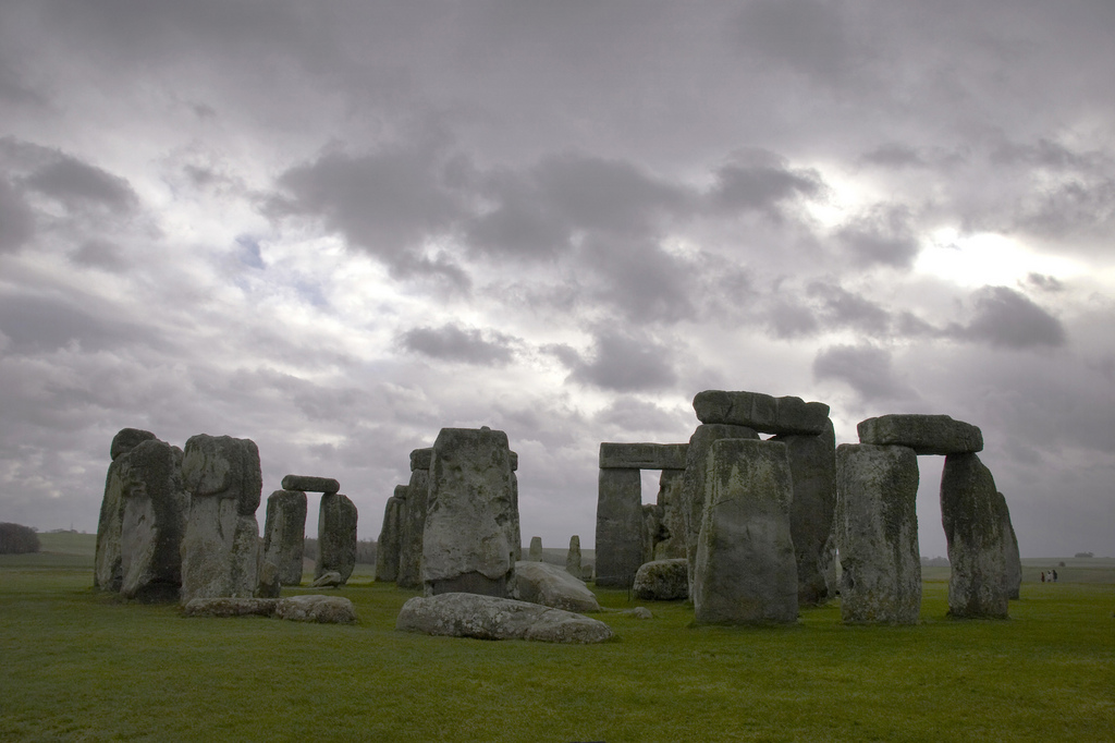 Stonehenge était de toute évidence un cercle complet à l'origine. Certaines pierres ont été enlevées ou déplacées.