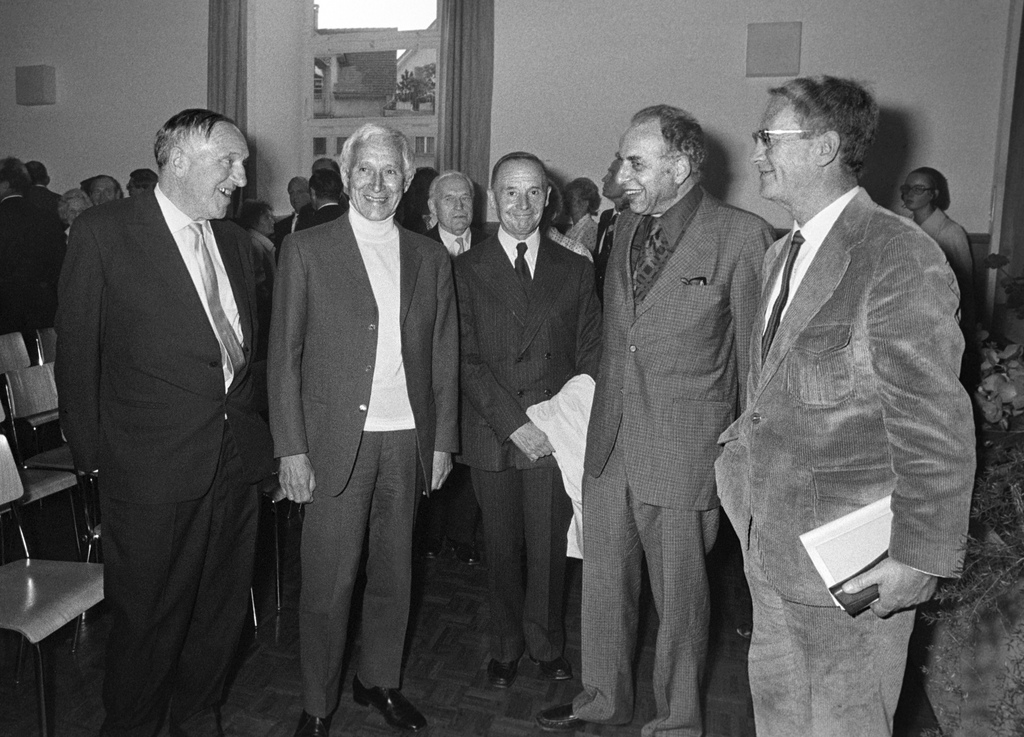 Photo de groupe entre les écrivains suisses Georg Friedrich Jünger, Ernst Jünger, le Français Julien Gracq, le critique François Bondy et l'homme de radio Alfred Andersch.