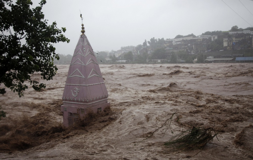 Les pluies torrentielles de la mousson au Pakistan et dans le nord de l'Inde ont déjà fait plus de 200 morts, ont annoncé samedi des responsables.