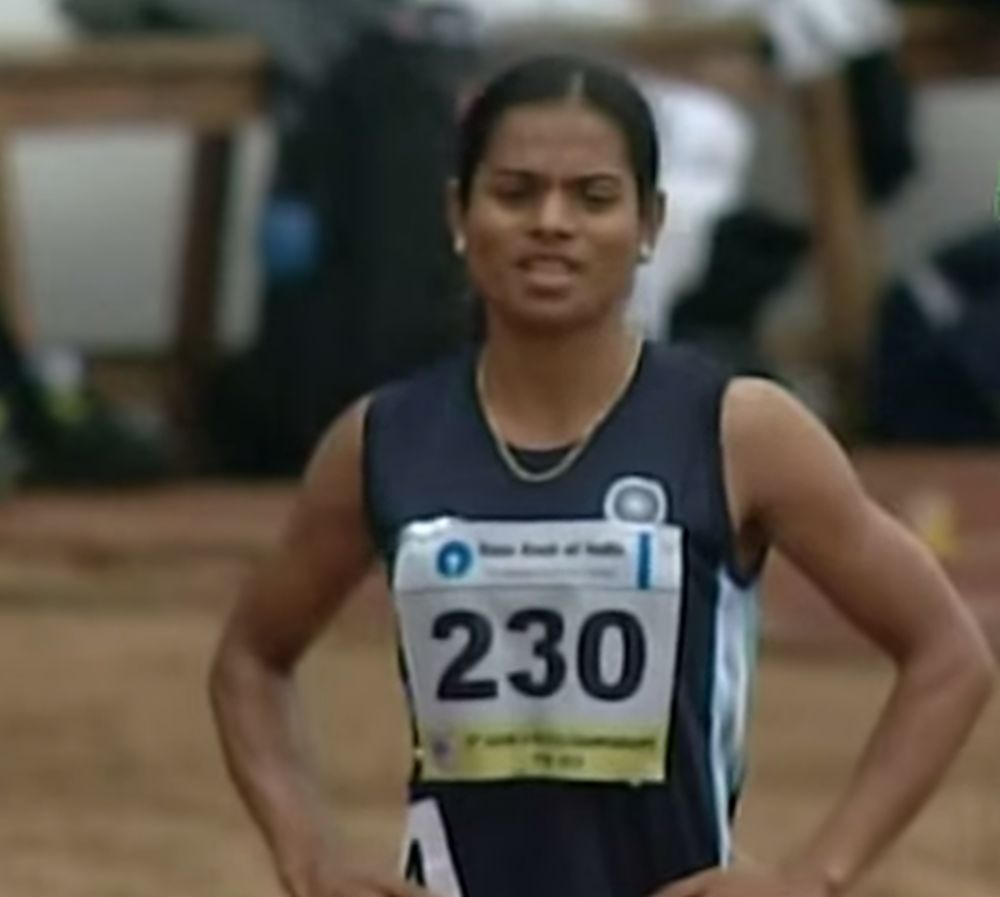 Trop masculine pour courir avec les femmes ? La jeune sprinteuse indienne Dutee Chand, interdite de compétition pour un taux de testostérone trop élevé, a entamé un combat contre cette réglementation sportive qu'elle juge "cruelle".