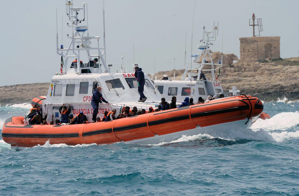 Huit pays de l'Union européenne s'engagent dans l'opération Triton dès le 1er novembre pour patrouiller en Méditerranée et secourir les migrants en perdition.