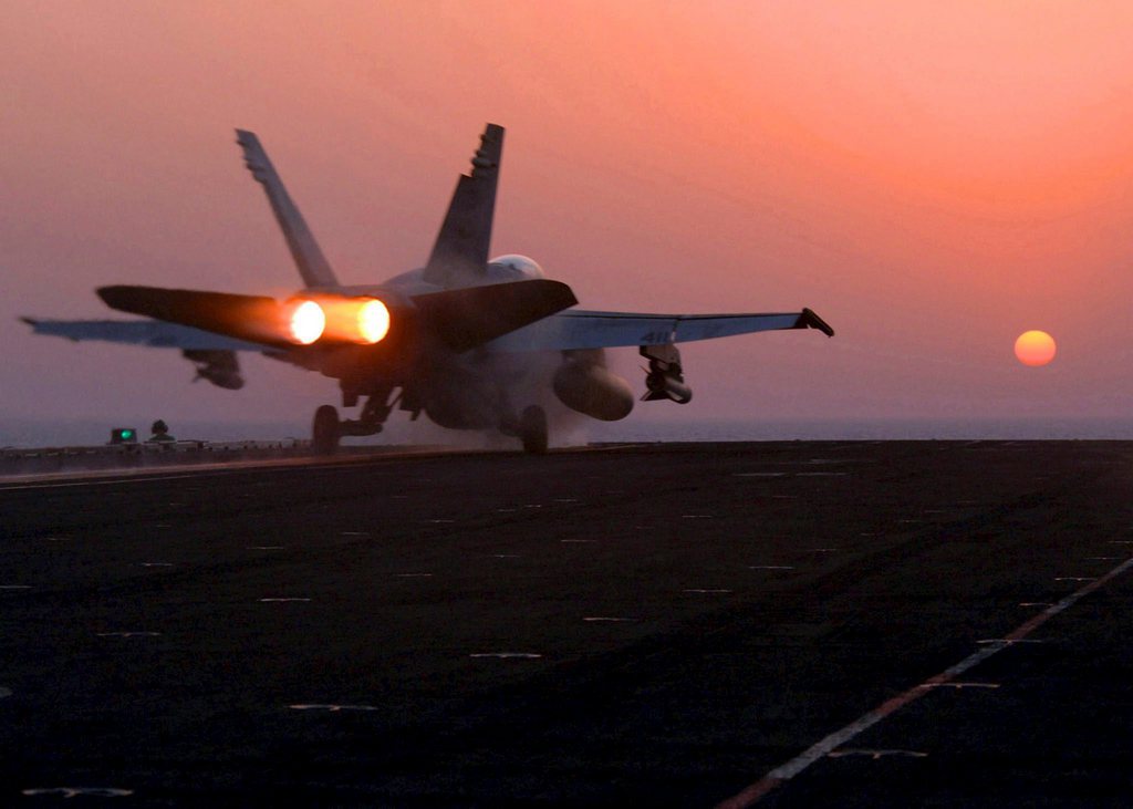 Les Etats-Unis ont commencé à effectuer des bombardements aériens près du barrage de Haditha, en Irak, a déclaré dimanche un responsable américain de la Défense. 
