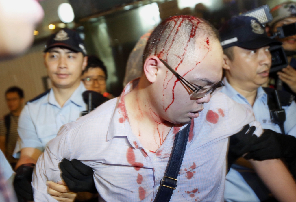 De nouveaux heurts se sont produits samedi matin entre les manifestants réclamant l'instauration d'une démocratie à Hong Kong et des opposants au mouvement, laissant craindre que la contestation ne prenne un tour violent. Dix-neuf personnes ont été interpellées par la police et dix-huit autres blessées.