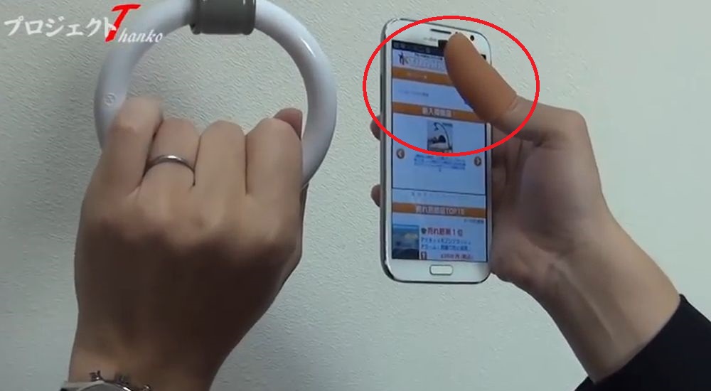 Grâce à la prothèse, n'importe quel utilisateur peut manier l'IPhone 6 Plus d'une seule main.