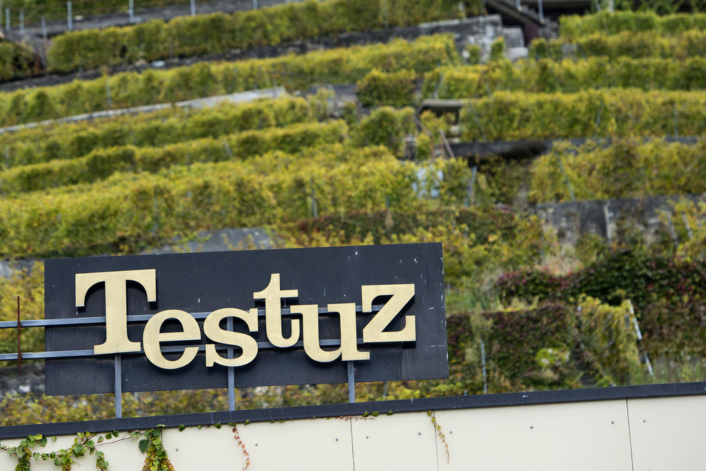 Un oenologue de l'entreprise Jean & Pierre Testuz SA, importante maison viticole du Lavaux, est sous le coup d'une plainte pénale. Il a été dénoncé au Ministère public pour avoir dissimulé au Contrôle fédéral environ 900 litres d'une valeur de 4'000 francs, soit 0,082% de la production.