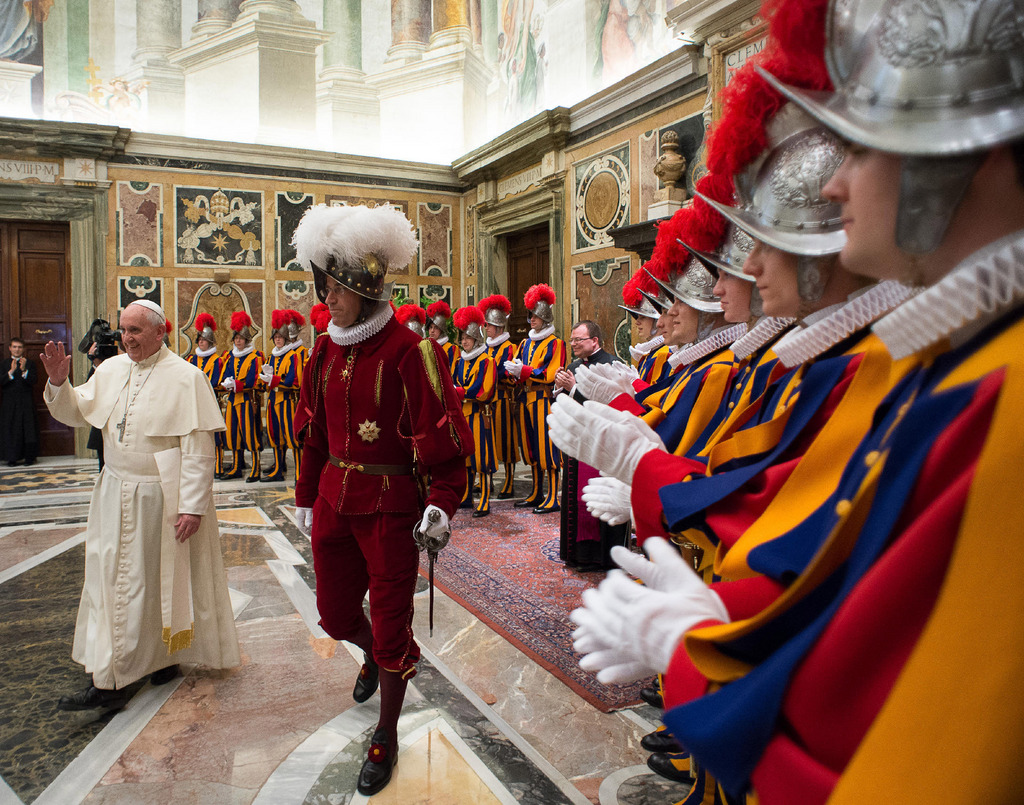 Le pape François ne souhaite pas prolonger le service de Daniel Rudolf Anrig (ici à sa droite), commandant de la Garde suisse pontificale.