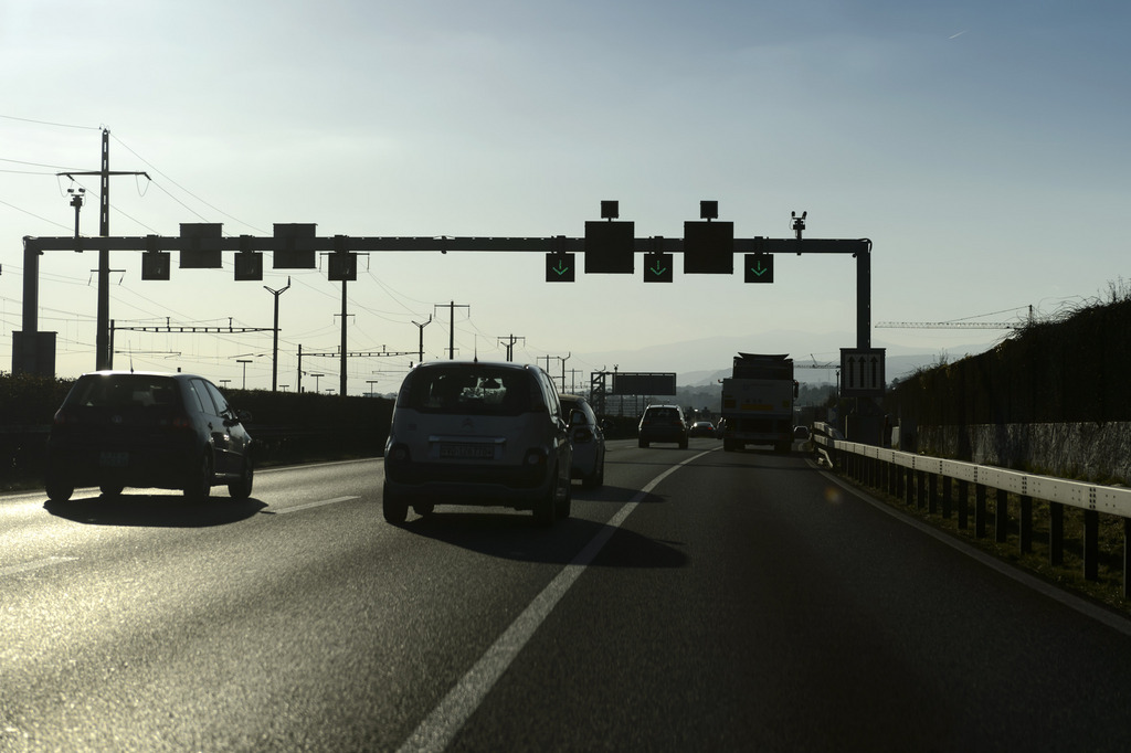 Une course-poursuite a mis aux prises les forces de l'ordre vaudoises à deux individus suspects sur l'autoroute A1, entre Begnins (VD) et la Châtelaine (GE).
