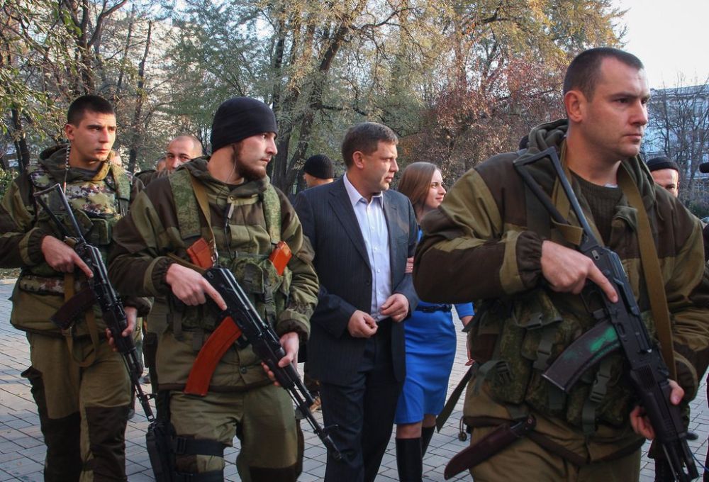Alexandre Zakhatchenko (au centre) a été élu dimanche "président" de la République autoproclamée de Donetsk.