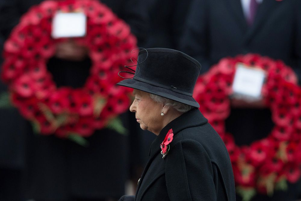 La reine a déposé  une couronne de coquelicots au pied du du mémorial aux morts du centre de Londres. 