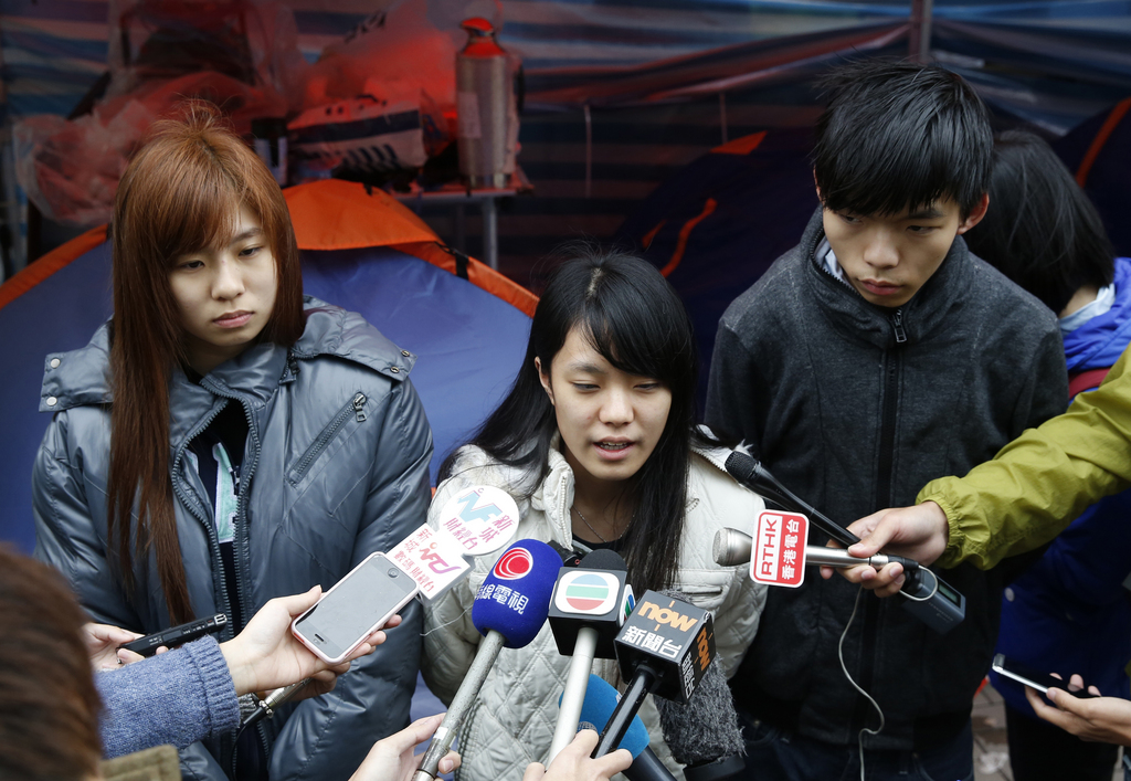 Joshua Wong, Prince Wong et Isabella Lo ont incité mardi les manifestants à rendre les armes.