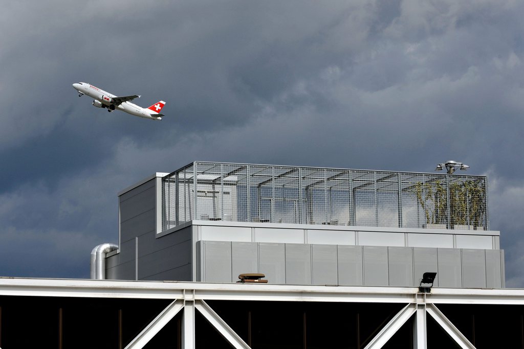 Des avions de la compagnie Swiss décollent des aéroports de Genève et Zurich et rapatrient des requérants d'asile. 