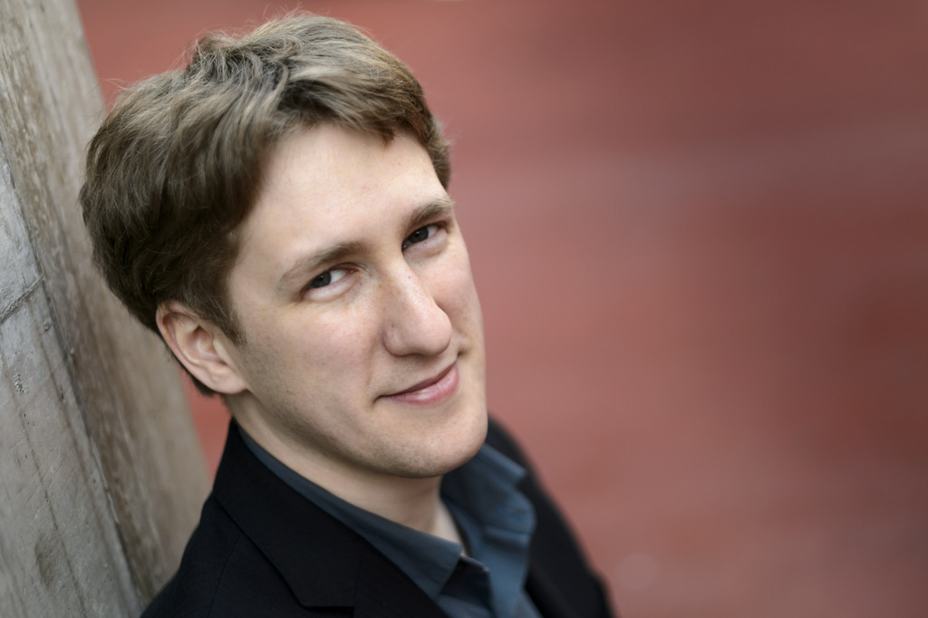 Joshua Weilerstein, jeune chef prometteur de 27 ans, sera au pupitre dès la saison 2015-2016, l'Orchestre de Chambre de Lausanne (OCL).