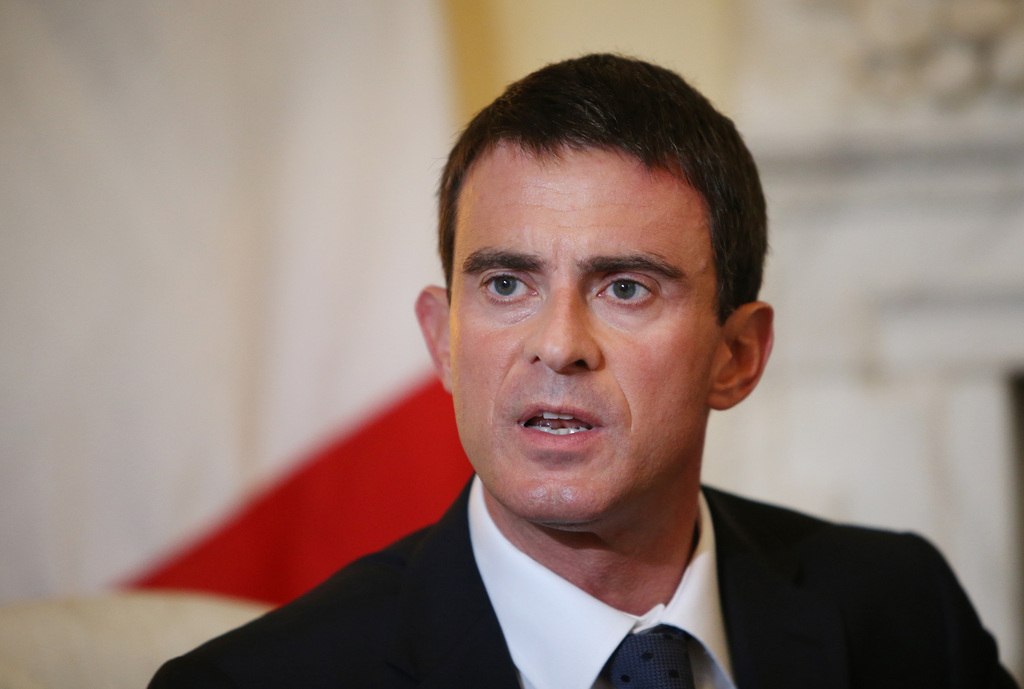 La mort d'un opposant au barrage de Sivens échauffait encore le monde politique français mercredi. Le Premier ministre Manuel Valls considère qu'il faut "évidemment" redimensionner ce projet.