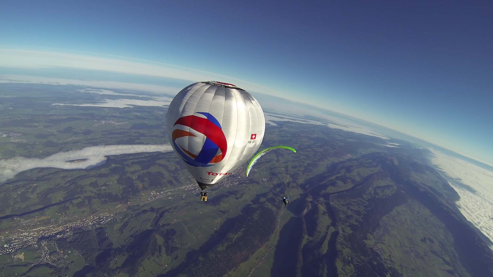 C'est probablement une première suisse. Dimanche, deux parapentistes ont été largués depuis un ballon à air chaud depuis une altitude de 6'000m, au-dessus de La Chaux-de-Fonds.