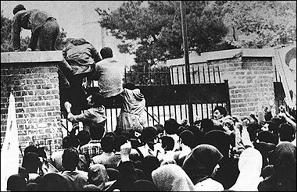 Des milliers de fidèles ont manifesté mardi devant l'ancienne ambassade américaine à Téhéran à l'occasion du 35ème anniversaire de sa prise d'assaut par des étudiants islamistes (photo).