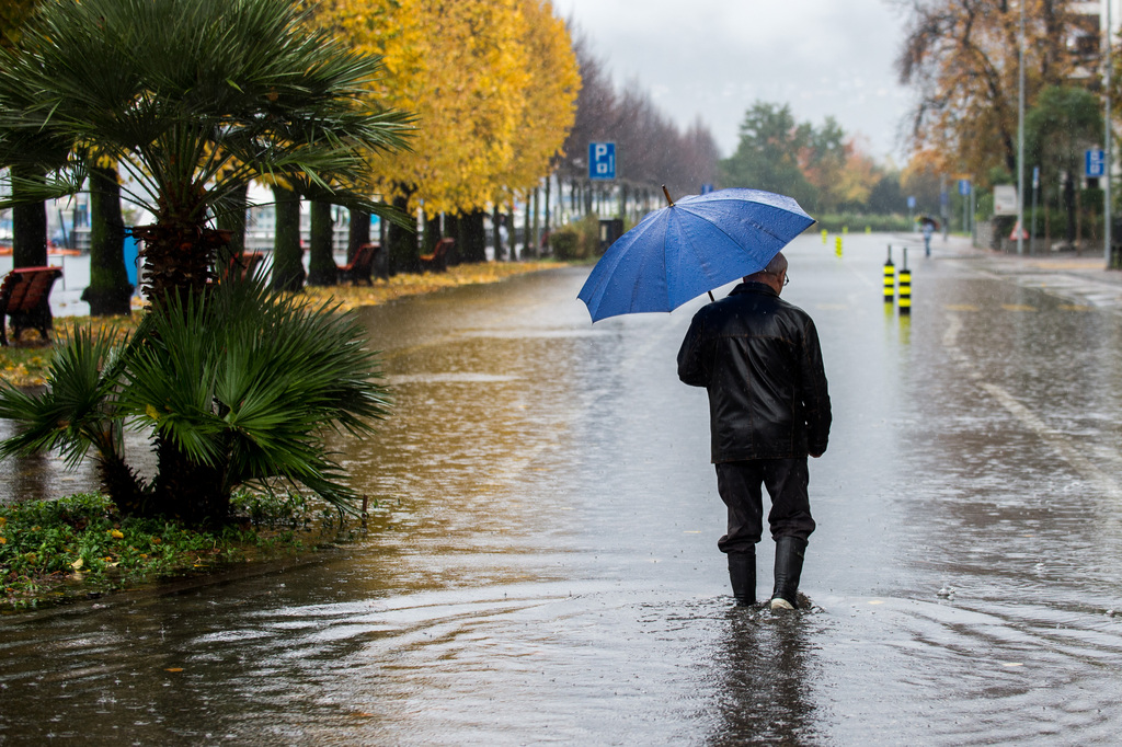 Les Tessinois n'en ont pas fini avec les intempéries. De nouvelles fortes précipitations ont bloqué dans la nuit de mardi à mercredi des routes proches des rives à Locarno (TI). 