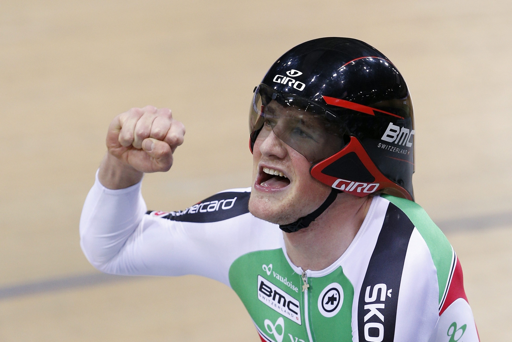 epa04631391 Stefan Kueng of Switzerland celebrates after winning the Men's Individual Pursuit final at the 2015 UCI Track Cycling World Championships, in Saint-Quentin-en-Yvelines, France, 21 February 2015. The competition runs from 18 to 22 February 2015.  EPA/YOAN VALAT